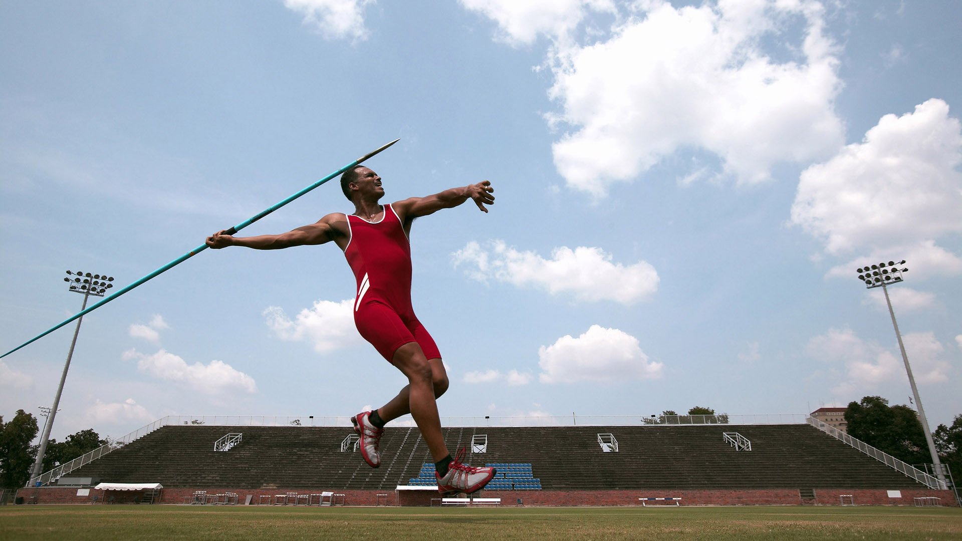 NBA历史最佳球员:乔丹、詹姆斯谁是GOAT?他们的职业生涯有何亮点?